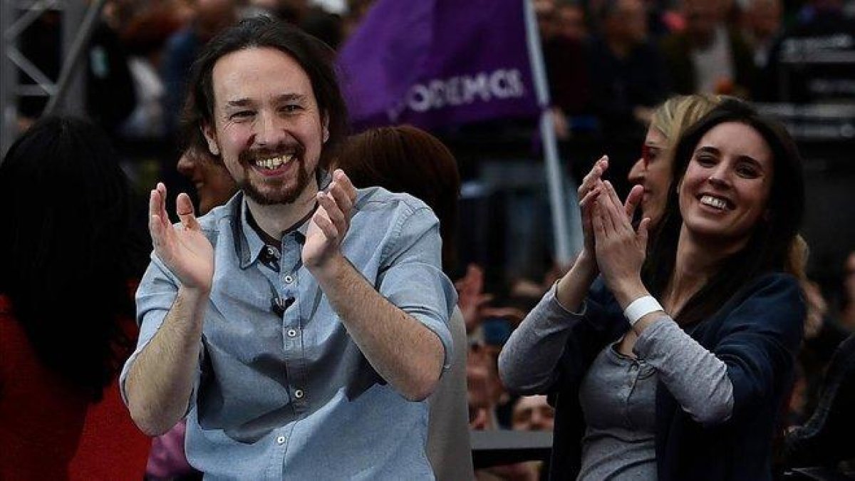 La líder de Podemos, Pablo Iglesias  y la diputada Irene Montero, asisten a una concentración previa a la campaña antes de las elecciones generales del 28 de abril.-PIERRE-PHILIPPE MARCOU / AFP