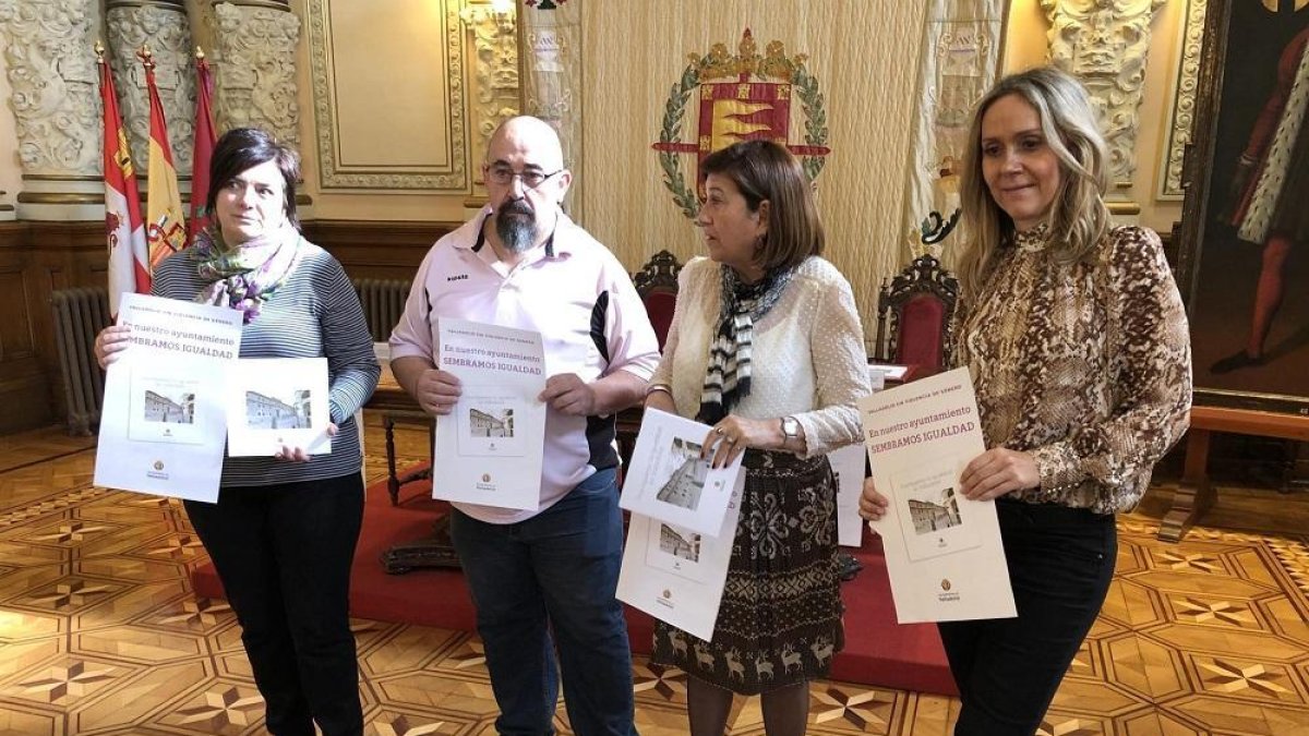 La concejal de Educación, Infancia, Juventud e Igualdad, Victoria Soto, acompañada de los representantes de las asociaciones.-EUROPA PRESS