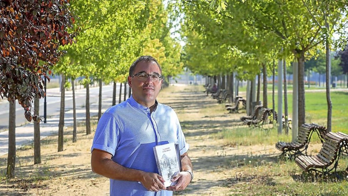 Rodrigo Martín Noriega posa con uno de los ejemplares de ‘La estación de los vientos’.-MIGUEL ÁNGEL SANTOS
