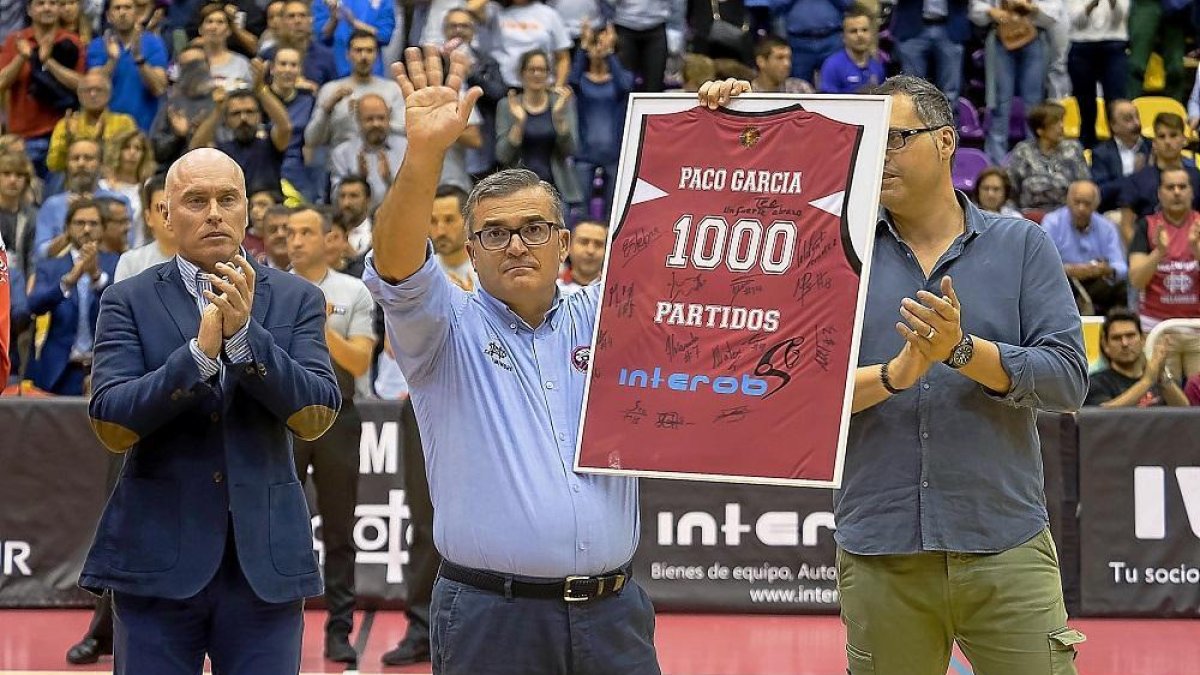 Rostros serios y distante tanto del presidente Mike Hansen como de Paco García en el homenaje al técnico por su partido número 1.000.-PABLO REQUEJO
