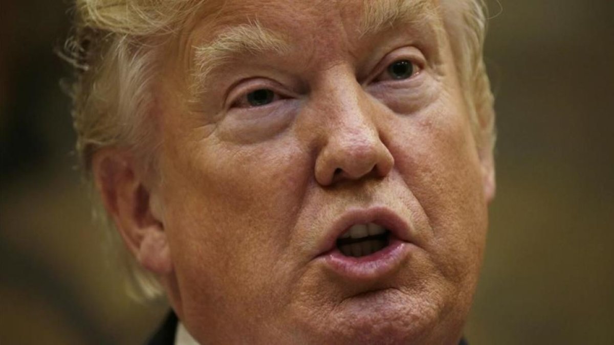 Donald Trump comparece ante los medios poco antes de firmar una orden ejecutiva.-KEVIN LAMARQUE