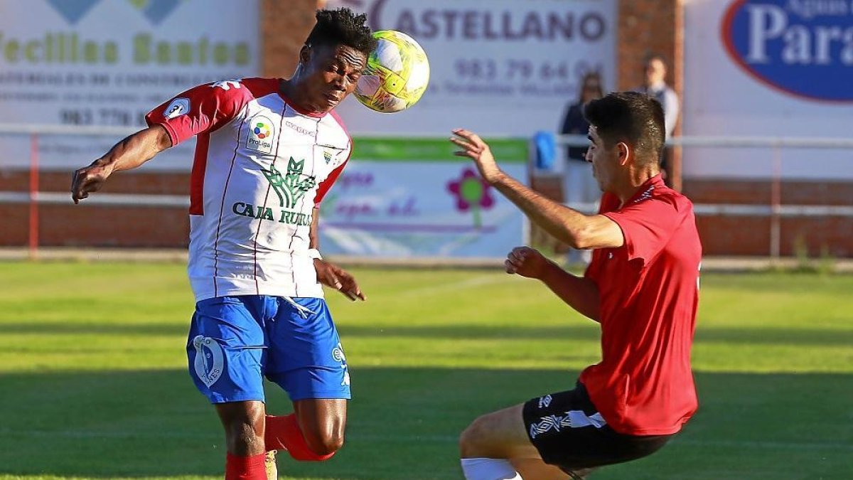 Víctor Asamoah intenta cabecear ante la presencia de un jugador del Salamanca B.-J. M. LOSTAU