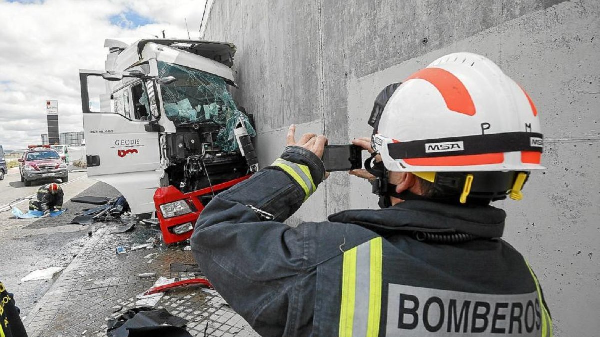 Un bombero del parque de Valladolid, durante un accidente, en una fotografía de archivo.-Pablo Requejo
