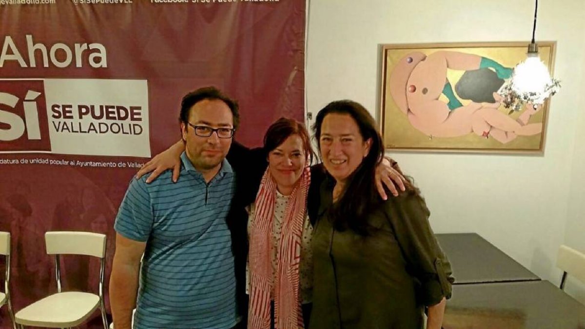 Héctor Gallego, Charo Chávez y Gloria Reguero, los tres concejales elector por la formación Sí Se Puede, anoche tras conocer los resultados.-Ical