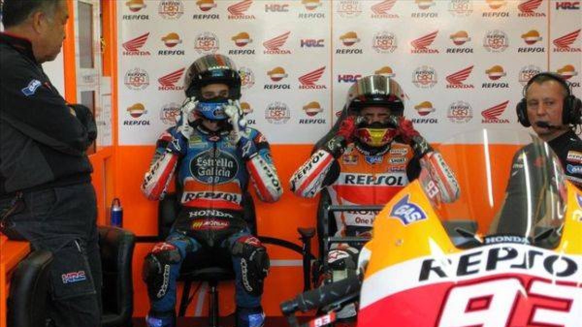 Los hermanos Márquez, después de entrenarse juntos en Cheste.-Foto:  EMILIO PÉREZ DE ROZAS