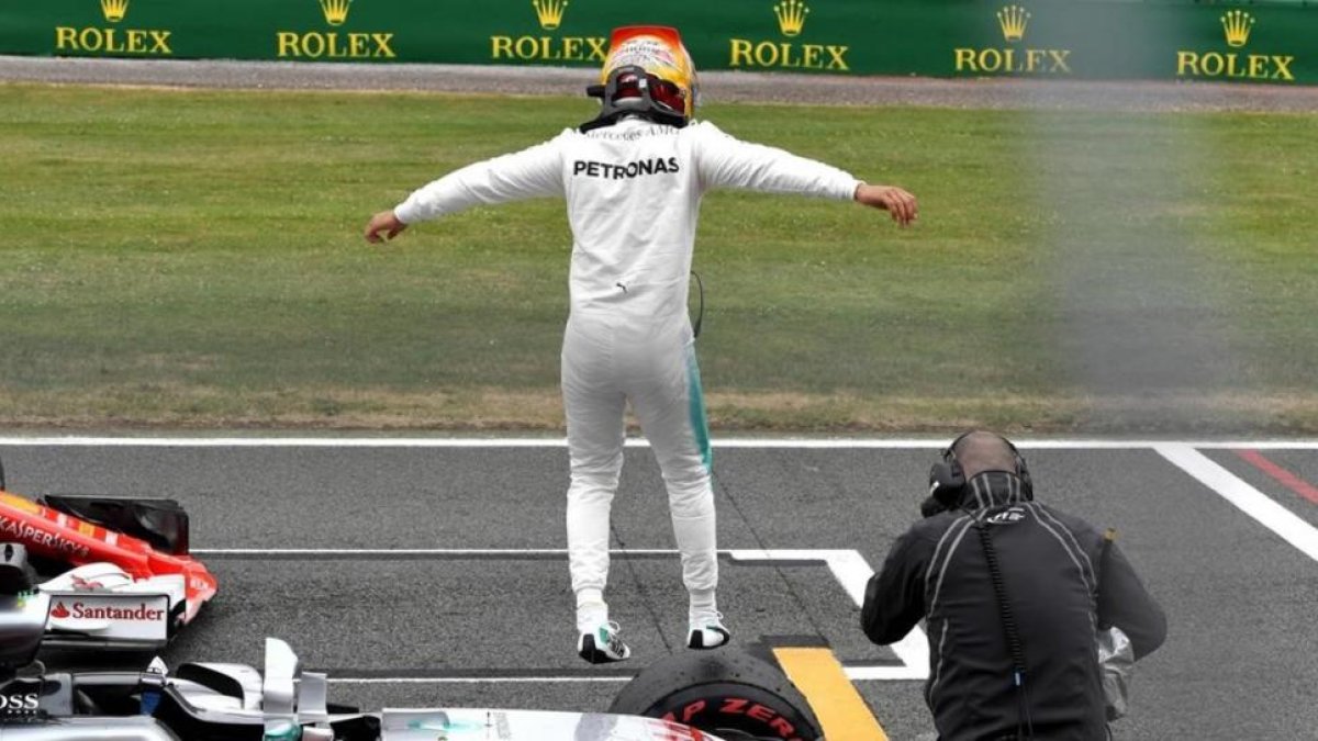 Lewis Hamilton celebra en casa, en Silverstone (Inglaterra), su 'pole' nº 67.-AFP