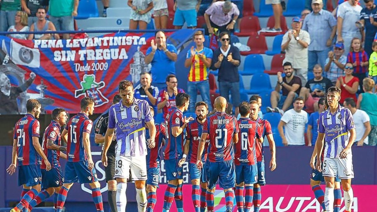 Joanm Jordán camina cabizbajo después de que el ex blanquivioleta Roger (a la derecha) marcase su primer gol.-ARABA PRESS