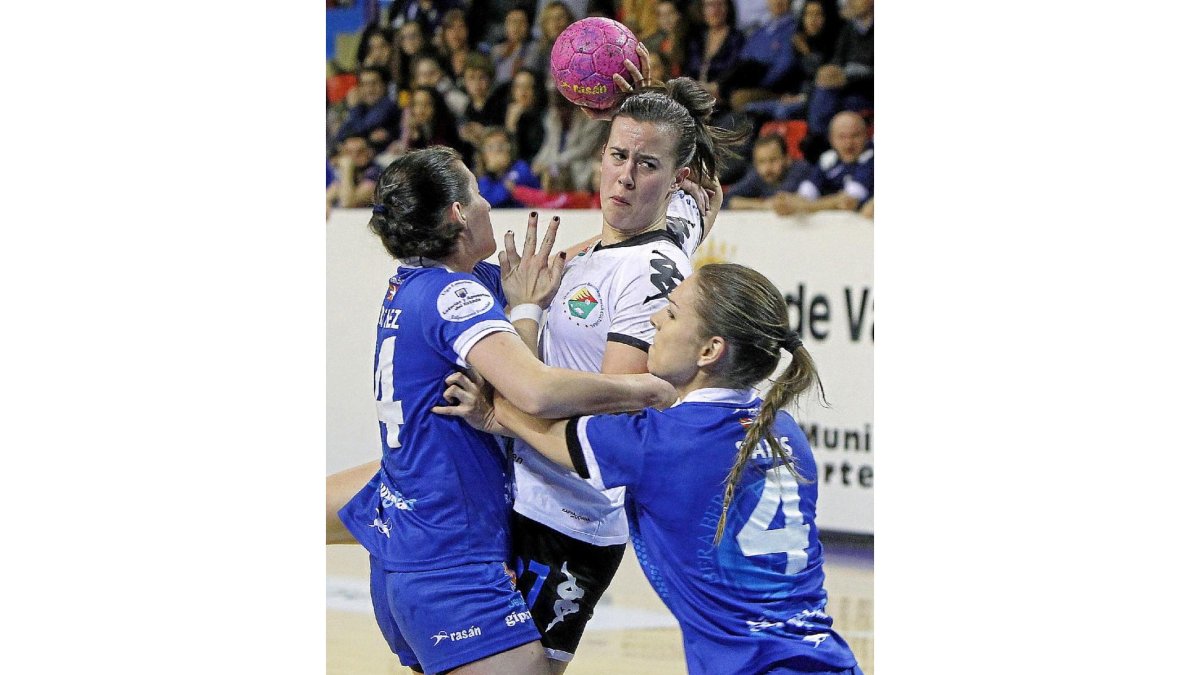 Silvia se dispone a lanzar ante la defensa de dos rivales.-J. M. LOSTAU