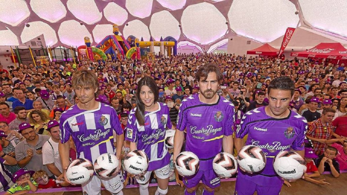 Álvaro Rubio (izqda.), y Óscar González (dcha.), en la presentación de la primera y segunda equipación de la presente campaña.-Pablo Requejo