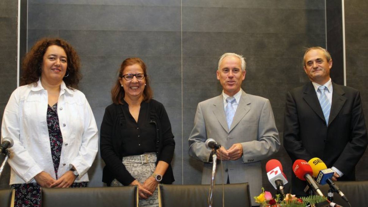 De i. a d. La directora de la Escuela de Ingenierias Agrarias de Palencia, Josefina Vila; la vicerrectora del campus universitario de la Yutera, Mercedes Sánchez; el delegado territorial de la Junta, Luis-Domingo González y el director provincial de Agric-Ical
