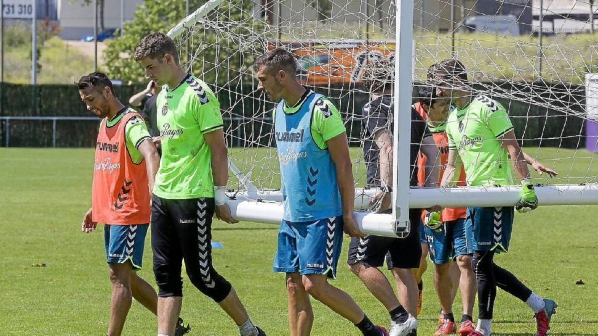 Raúl Fernández, el más alto, lleva junto a sus compañeros una portería en los Anexos.-Pablo Requejo
