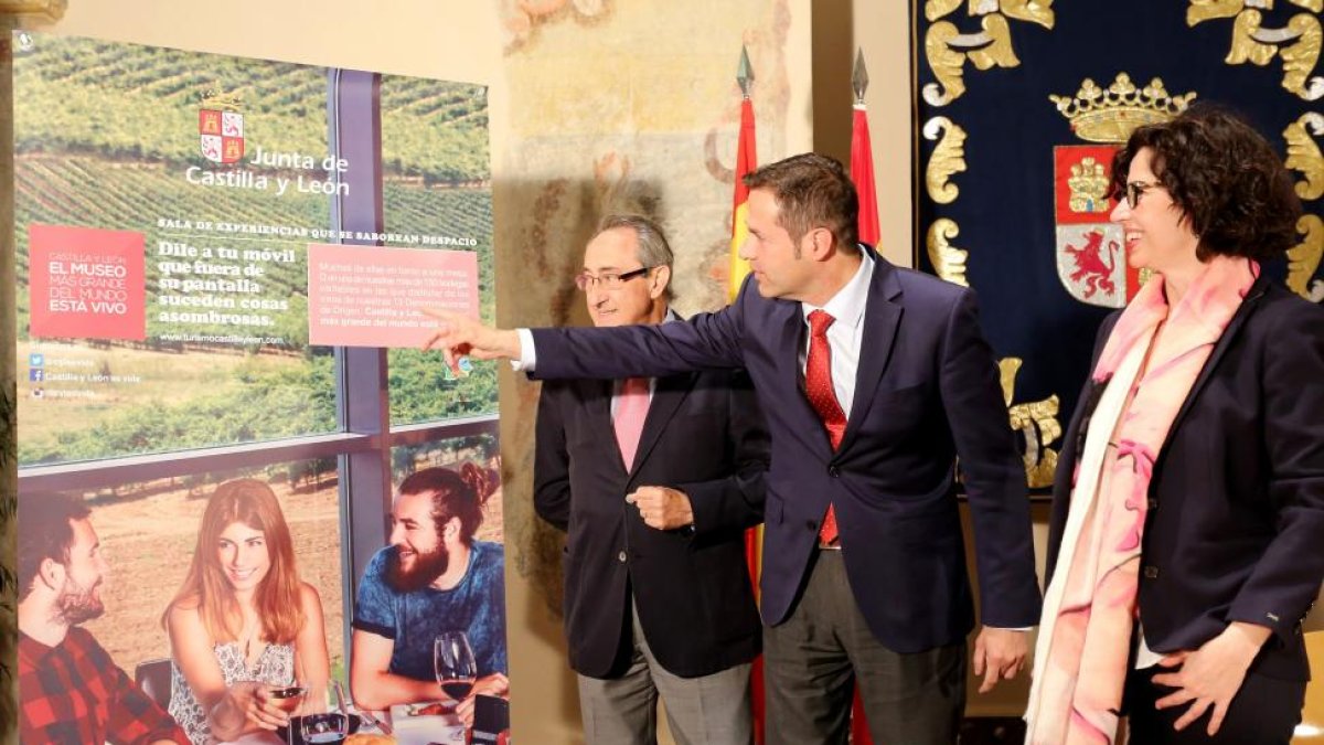 El director general de Turismo, Javier Ramírez (C), el presidente de la Academia Castellana y Leonesa de Gastronomía y Alimentación, Julio Vallés (I), y la jefa de la División de Planificación Estratégica y Marketing, Blanca Arévalo (D)-ICAL
