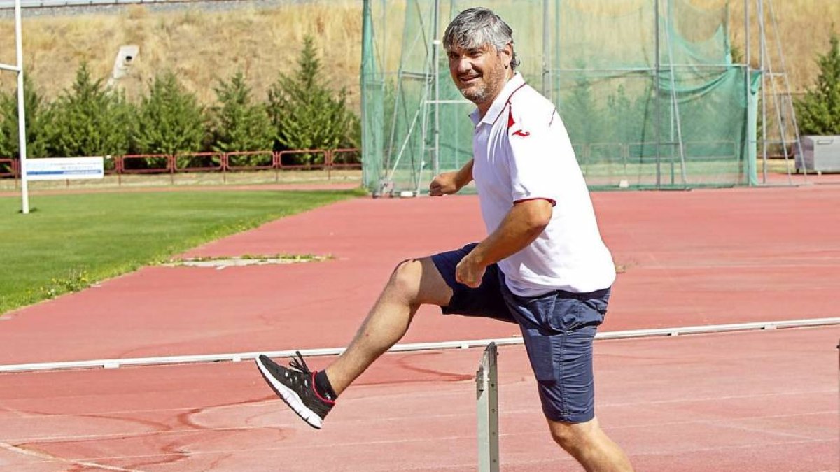 Juan Ignacio Escudero pasa una valla en las instalaciones de Renedo antes de partir a Pekín para ejercer como juez árbitro.-J.M. Lostau