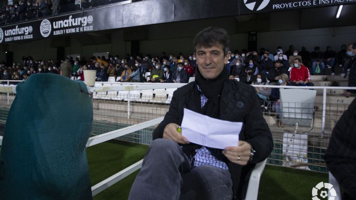 Pacheta antes del encuentro en una silla fuera del banquillo. /LA LIGA
