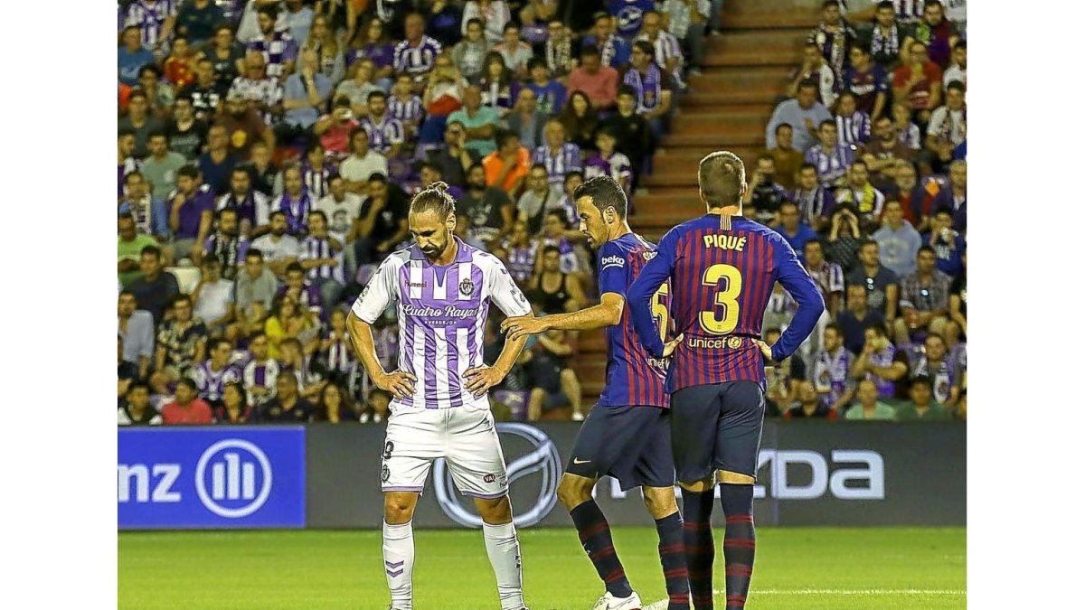 Borja junto a Busquets y Piqué.-M.Á. SANTOS