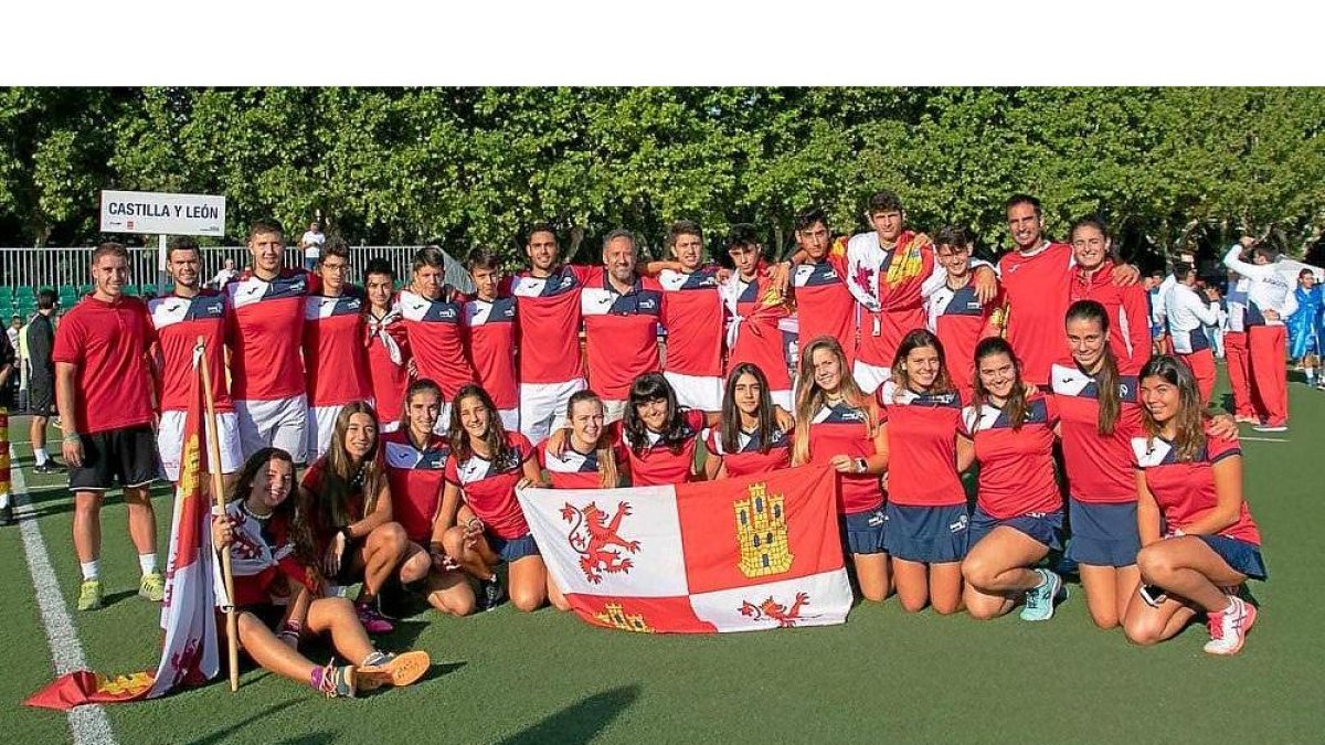 Las dos selecciopnes de menores de Castilla y León, masculina y femenina, en el Campeonato de spaña celebrado en Madrid.-EL MUNDO
