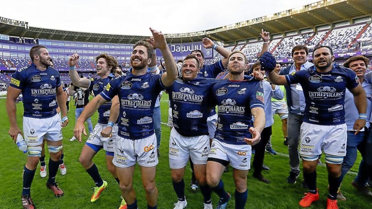 Los jugadores del VRACcelebran el triunfo ante El Salvador en la final de Liga.-J. M. LOSTAU