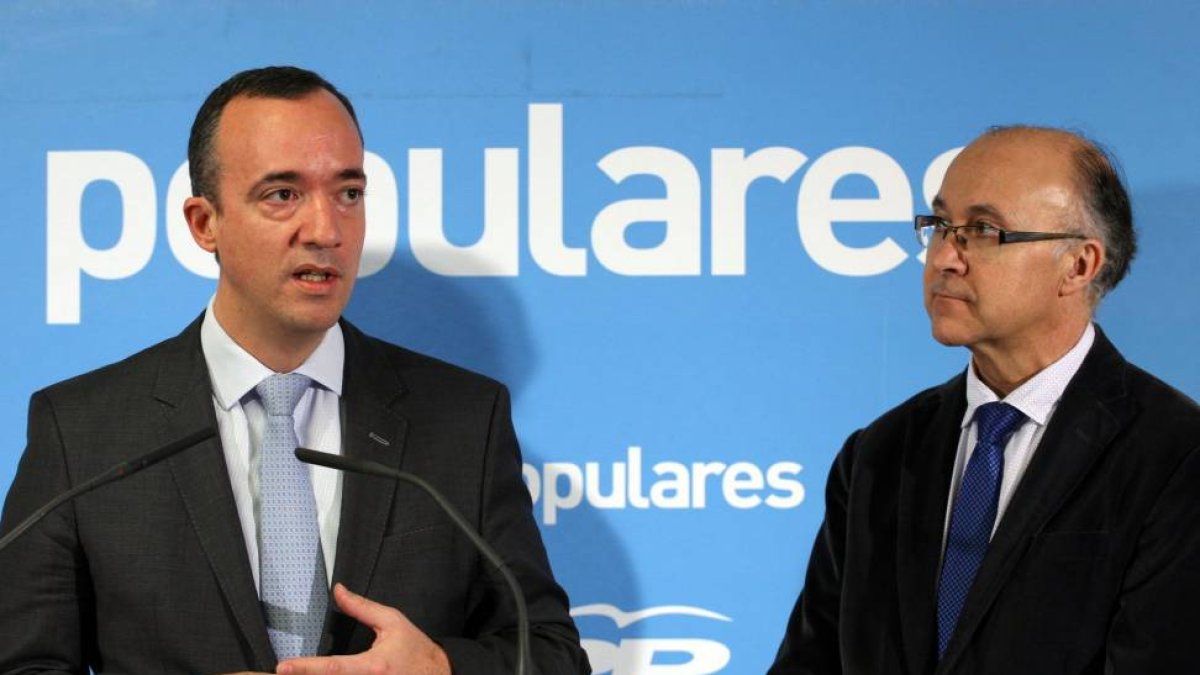 El secretario de Estado de Seguridad, Francisco Martínez (I), mantiene un encuentro con el presidente del PP de Valladolid, Ramiro Ruiz Medrano (D)-Ical