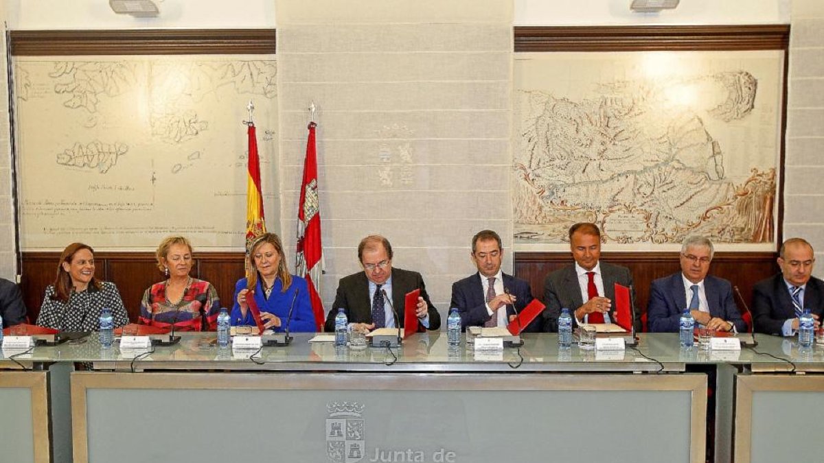 Yolanda Martínez (BBVA), María Luisa Lombardero (EspañaDuero), Pilar del Olmo (Junta), Juan Vicente Herrera (Junta), José Manuel Bilbao (CaixaBank), ÓscarCalleja (Banco Santander) y Antonio Pérez (Popular), ayer en la firma del convenio de creación de la-J. M. Lostau