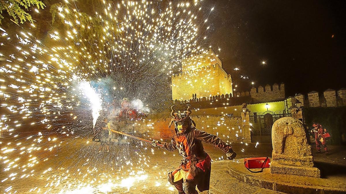 Momento del espectáculo pirotécnico ‘Theos Foc’ que acogió la plaza delCastillo.-JOSÉ VICENTE-FERIA DE TEATRO DE CASTILLA Y LEÓN