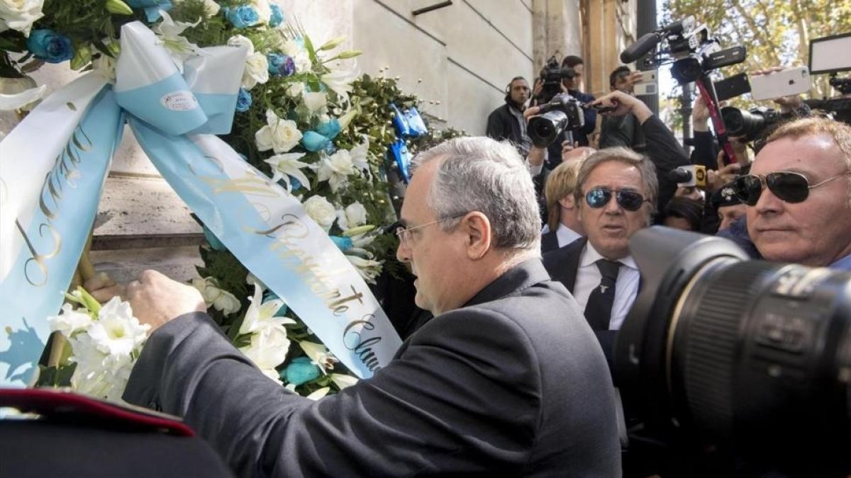 Lotito, presidente del Lazio, hace una ofrena floral a una sinagoga de Roma.-CLAUDIO PERI