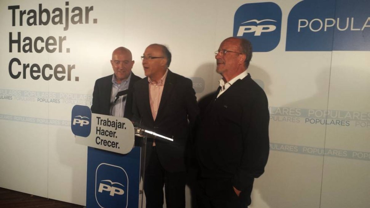 El candidato del PP a la alcaldía de Valladolid, Javier León de la Riva, Jesús Julio Carnero y Ramiro Ruiz Medrano, comparecen una vez finalizado el escrutinio.-Ical