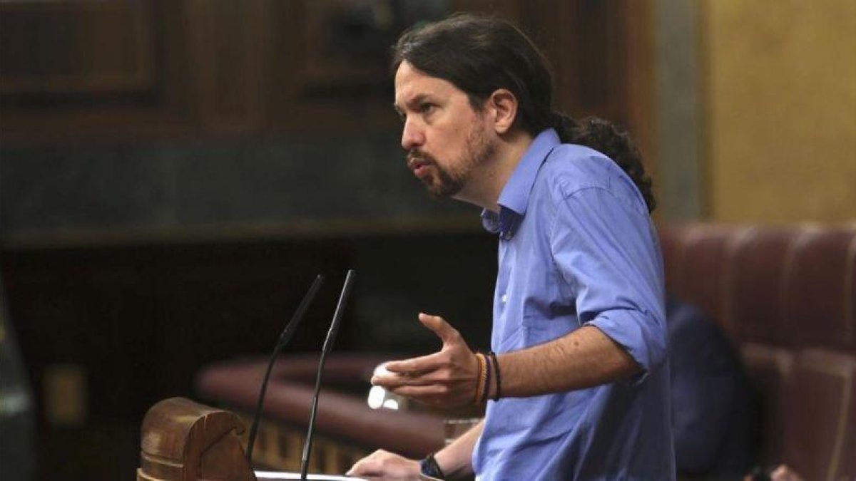 El secretario general de Podemos, Pablo Iglesias, en la tribuna del Congreso de los Diputados-DAVID CASTRO