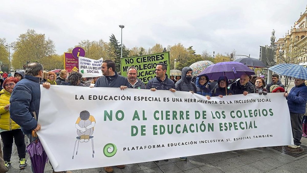El colectivo se concentra en la plaza Zorrilla por la educación especial.-M. Á, SANTOS