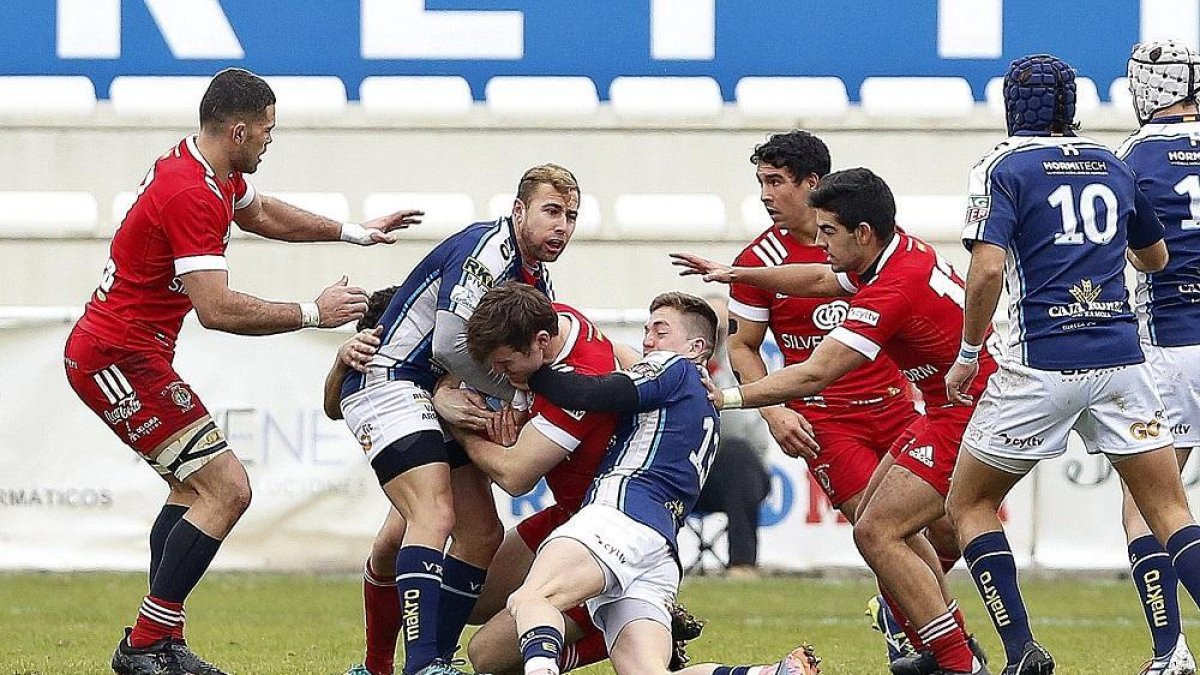 Los jugadores de VRAC y El Salvador luchan por la posesión del oval en el derbi del pasado domingo.-J. M. LOSTAU
