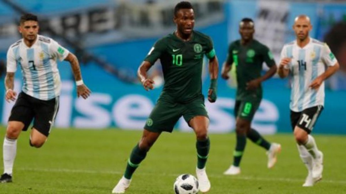 Obi Mikel controla un balón frente a Argentina-EL PERIÓDICO
