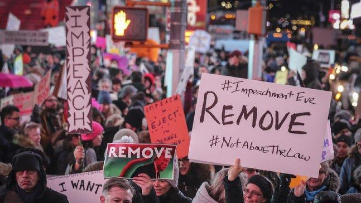 Tras su paso por Times Square, el grupo de manifestantes atravesó buena parte de la zona central de Manhattan mientras se dirigía a Union Square, donde acabó la protesta.-AP
