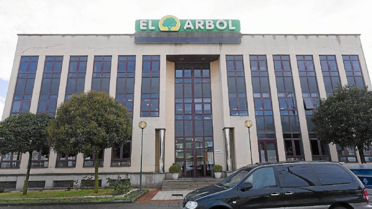 Edificio de los servicios centrales de El Árbol en la calle Forja de Valladolid-P. REQUEJO