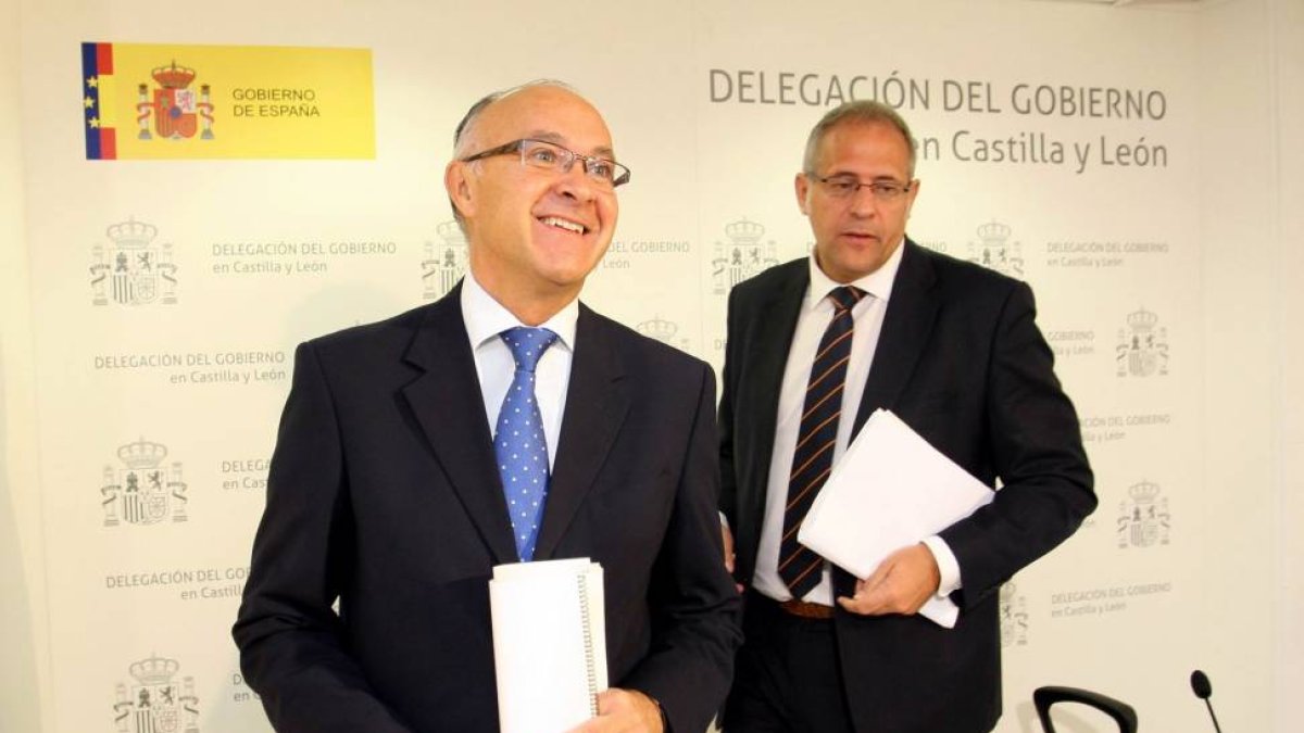 El delegado del Gobierno en Castilla y León, Ramiro Ruiz Medrano, y el subdelegado en Valladolid, José Antonio Martínez Bermejo, analizan el proyecto de Presupuestos del Estado para 2015-Ical