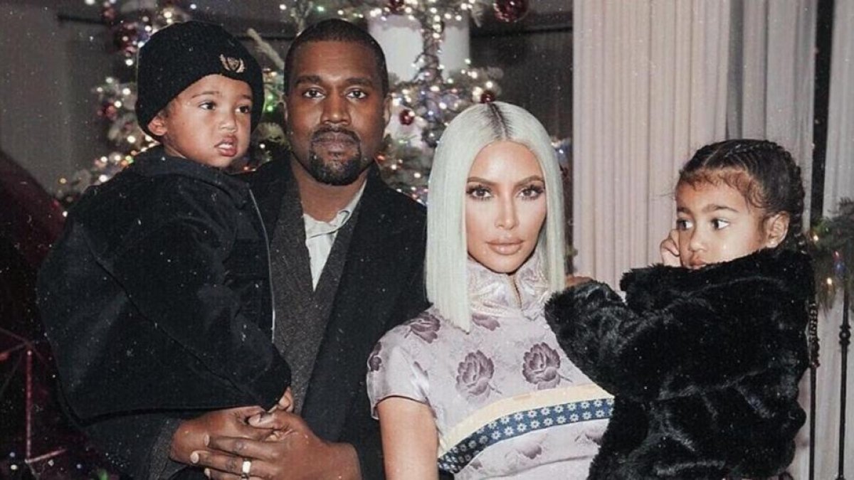 Kim Kardashian y Kanye West posan con sus dos hijos, North y Saint.-PERIODICO (INSTAGRAM)