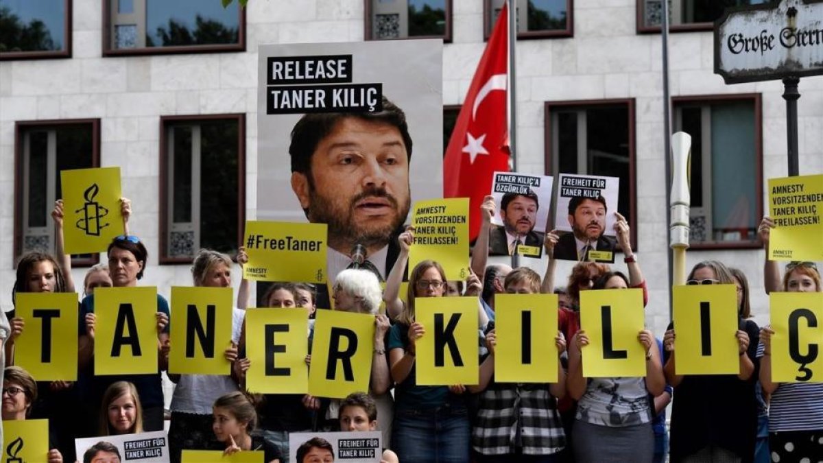 Manifestantes durante una protesta exigiendo la libertad de Kiliç, frente a la embajada de Turquía en Berlín, el 15 de junio del 2017.-AFP / JOHN MACDOUGALL