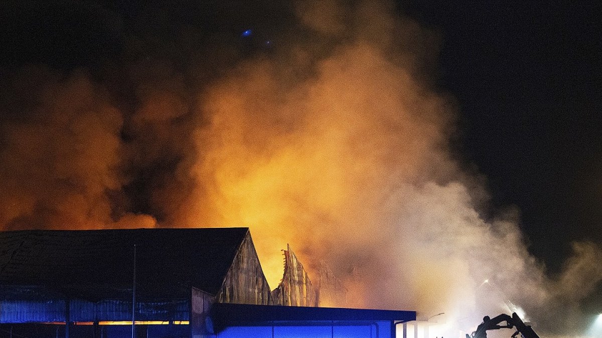 Primeras horas del incendio de Cobadu, en la madrugada del pasado lunes. ICAL