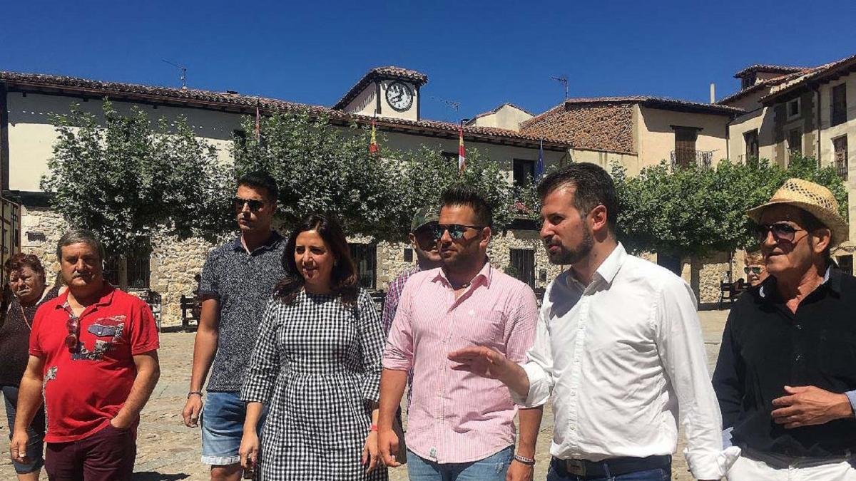 La secretaria provincial del PSOE, Esther Peña, y el alcalde, Óscar Izcara, acompañaron a líder socialista regional.-ICAL