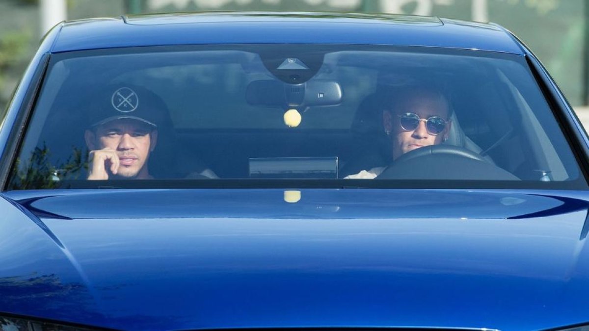 Neymar con su coche, el miércoles-JOSEP LAGO (AFP)