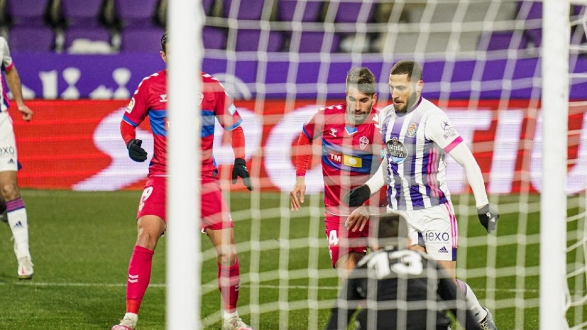 Shon Weissman en acción en el último precedente de un Real Valladolid-Elche en Zorrilla en primera División en la campaña 20-21. / IÑAKI SOLA / RVCF