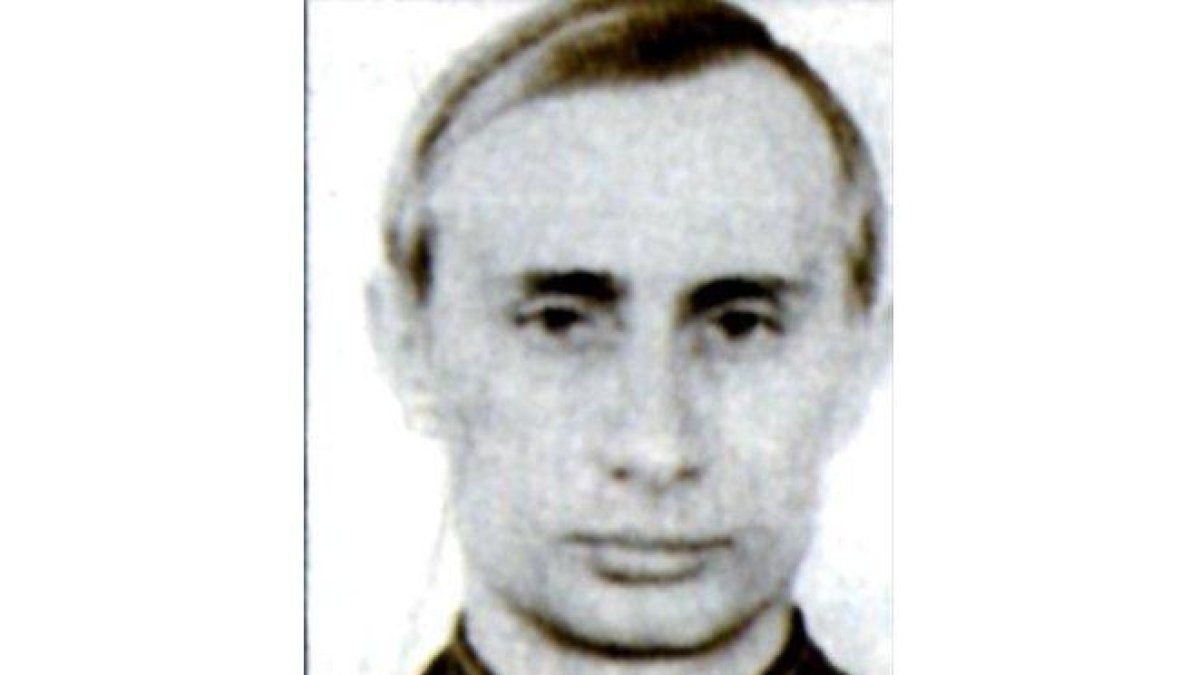 Vladimir Putin, en 1975, con 23 años, tras graduarse en la Universidad de Leningrado e integrarse en el KGB.-ARCHIVO