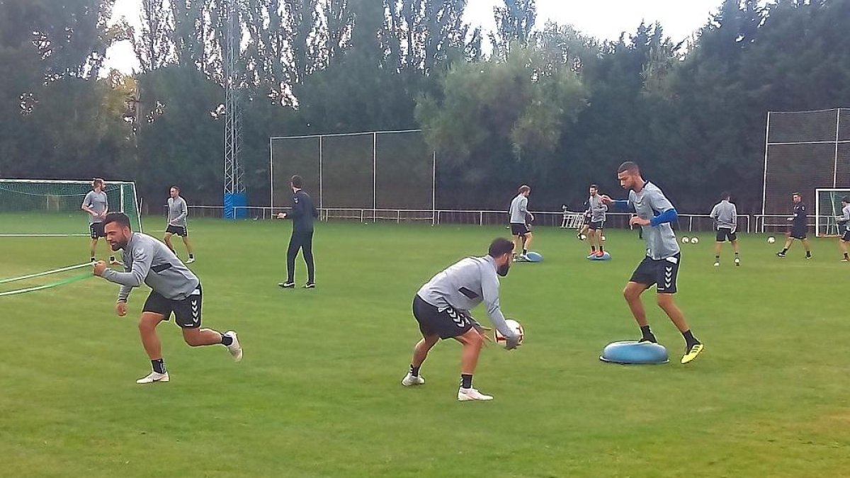 La plantilla trabajó ayer en las instalaciones del hotel Lasa Sport, ya que el césped de los Anexos está en tratamiento.-A.A.