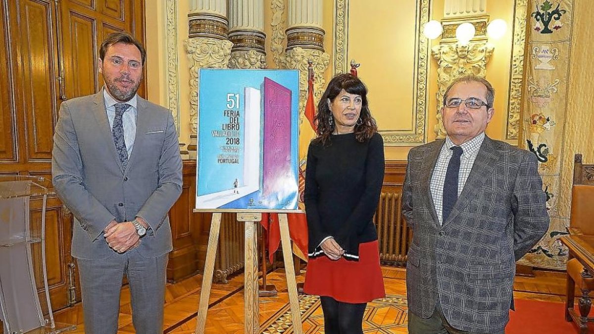 Óscar Puente, Ana Redondo y Marco Antonio Blanco junto al cartel de Raúl Allén.-C. A.