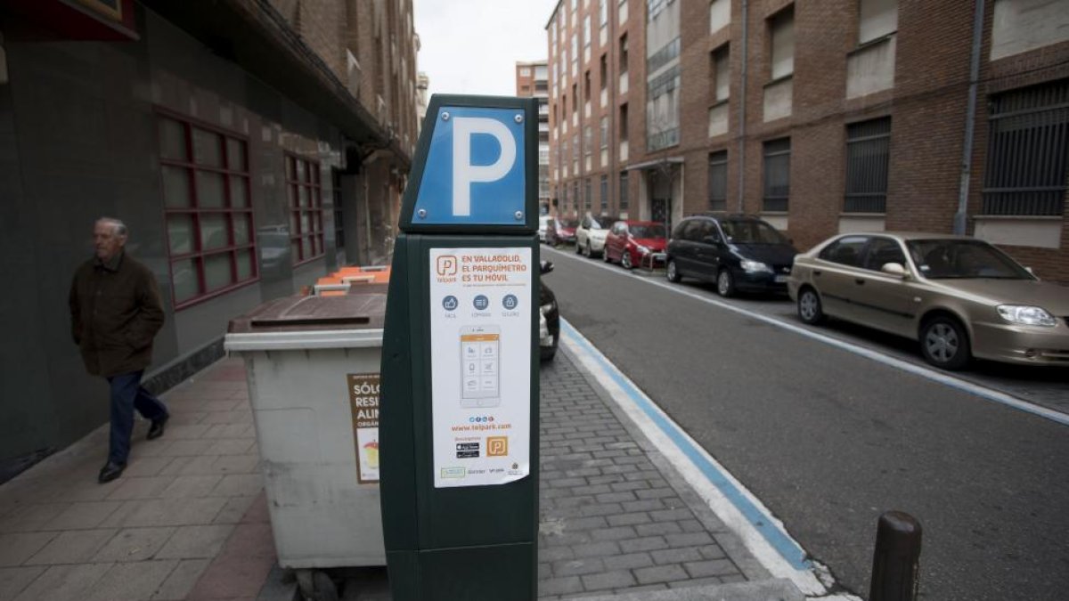 Un cartel en un parquímetro invita a utilizar el móvil para pagar.-PABLO REQUEJO (PHOTOGENIC)