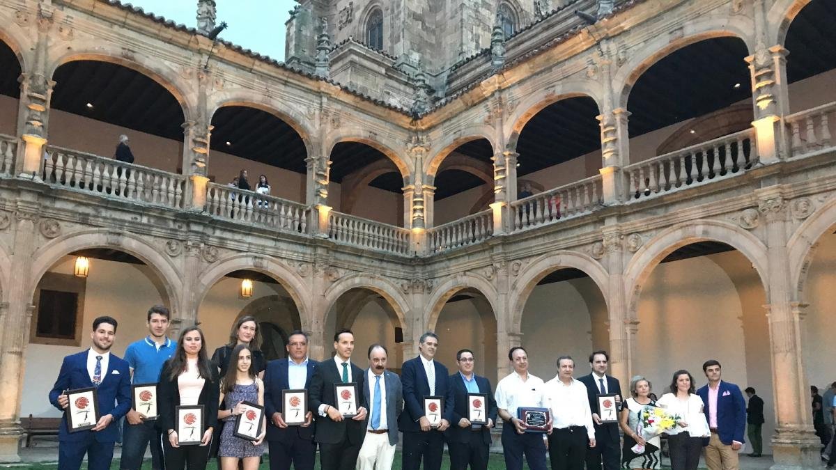 Tradicional foto de familia de los premiados en la XXGala del Baloncesto de Castilla y León celebrada ayer en Salamanca.-EL MUNDO
