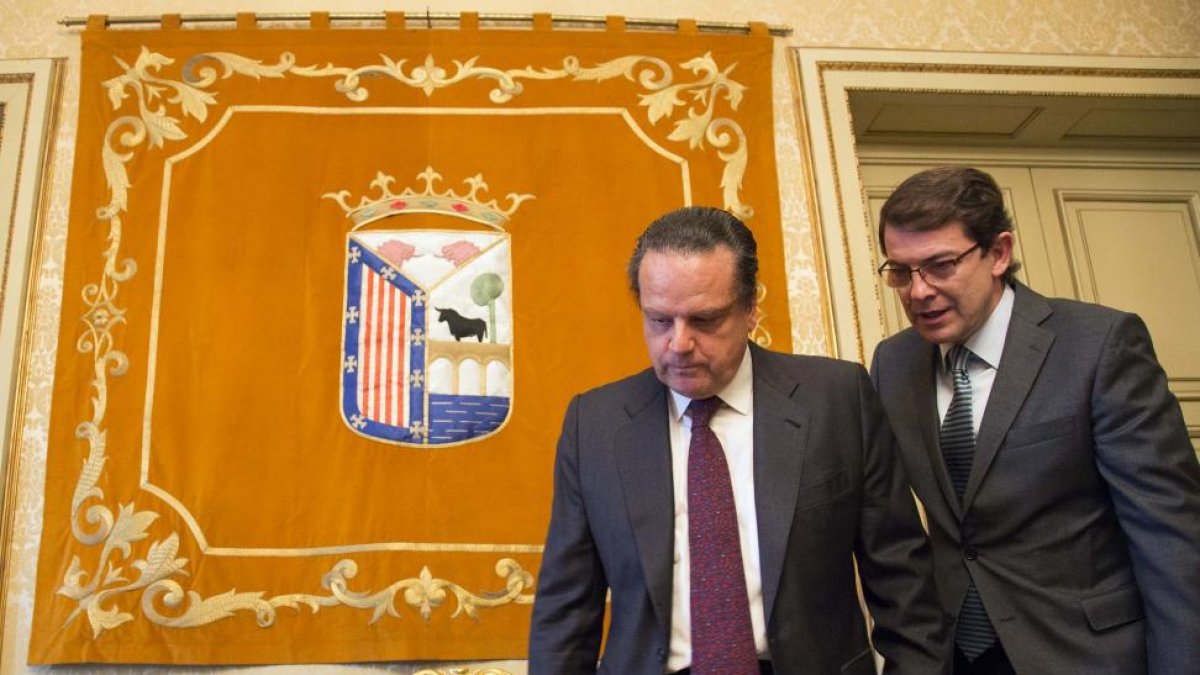 El presidente del Consejo Consultivo de Castilla y León, Mario Amilivia, es recibido por el alcalde de Salamanca, Alfonso Fernández Mañueco, en su visita institucional a la ciudad..-ICAL