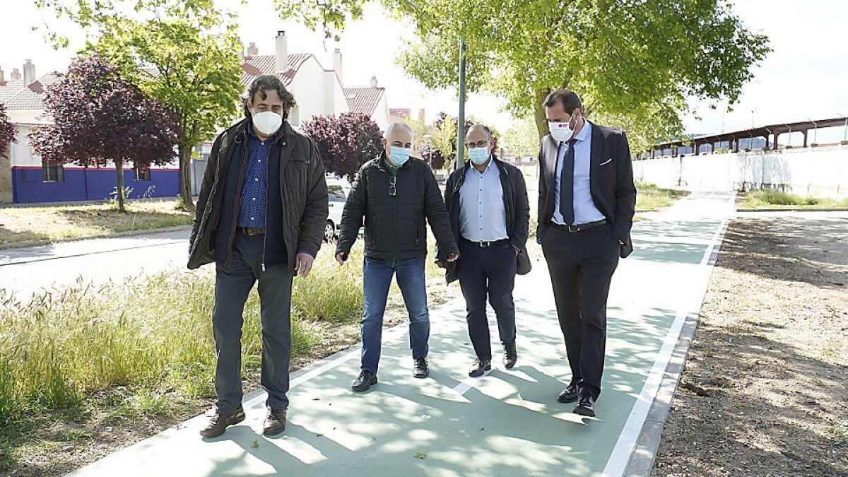 Luis Vélez y Óscar Puente recorren el carril bici del Páramo de San Isidro junto a dos técnicos municipales, esta mañana. / E. M.