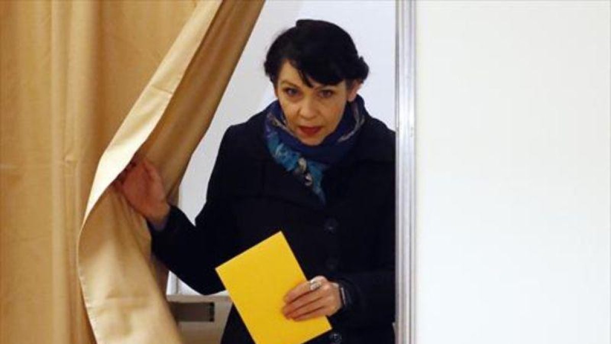 Birgitta Jónsdóttir, del Partido Pirata, antes de depositar su voto.-AP / FRANK AUGSTEIN