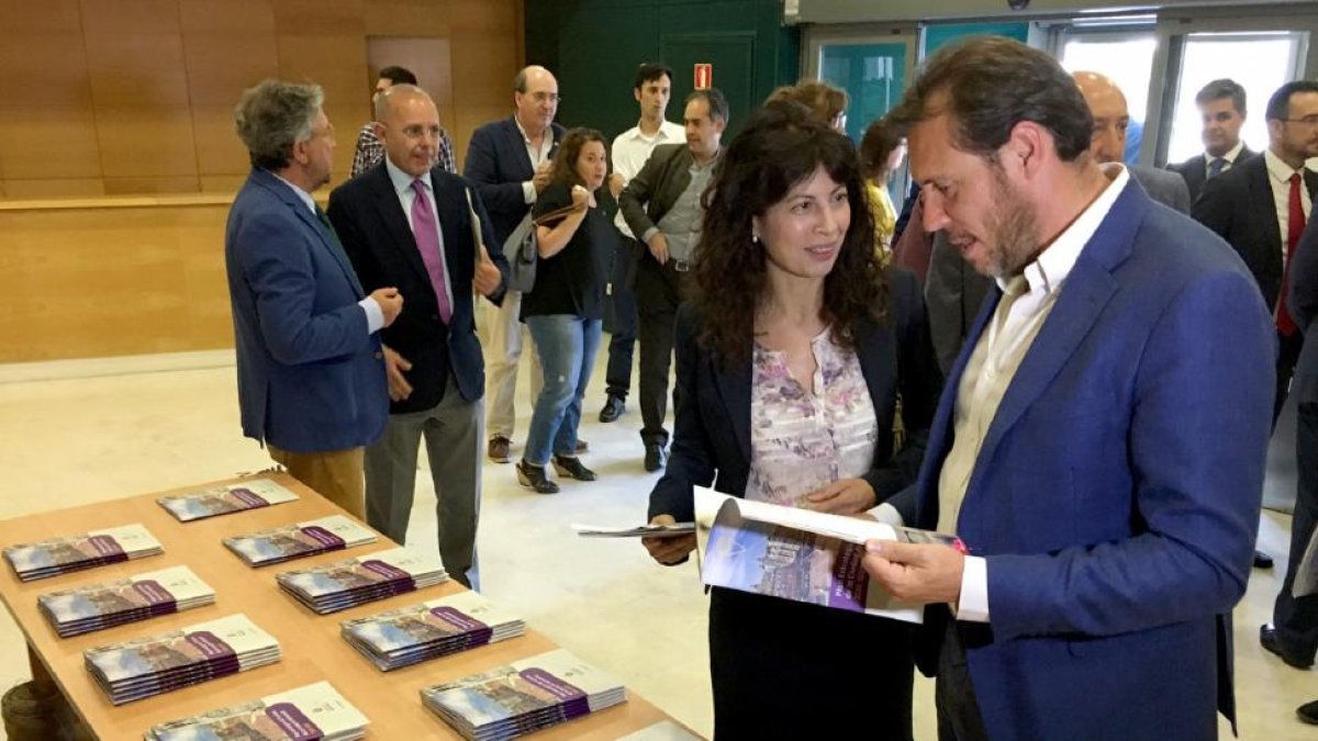 El alcalde de Valladolid, Óscar Puente, y la concejala de Cultura, Ana Redondo, presentan el Plan Estratégico de Turismo de la Ciudad de Valladolid.-ICAL