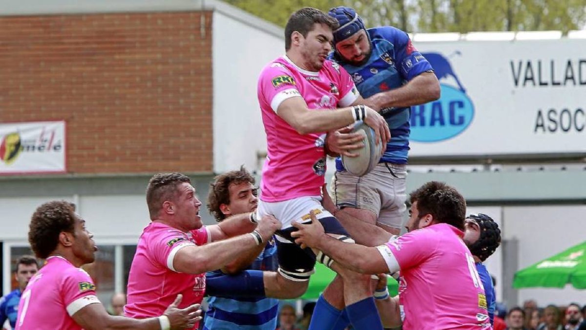 ‘Touche’ del último partido oficial entre Quesos Entrepinares y Cisneros, la Copa del Rey 14-15-J. M. Lostau