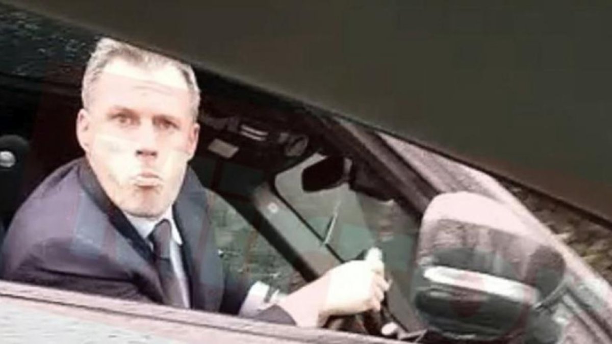 Jamie Carragher escupe desde su coche tras ser increpado por Vinnie Jones.-/ DAILY MIRROR